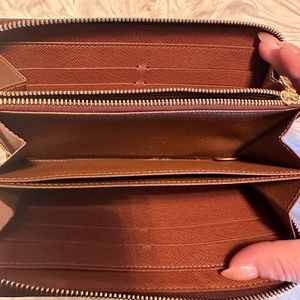 Louis Vuitton zippy wallet monogram. No stains, no wear excellent condition